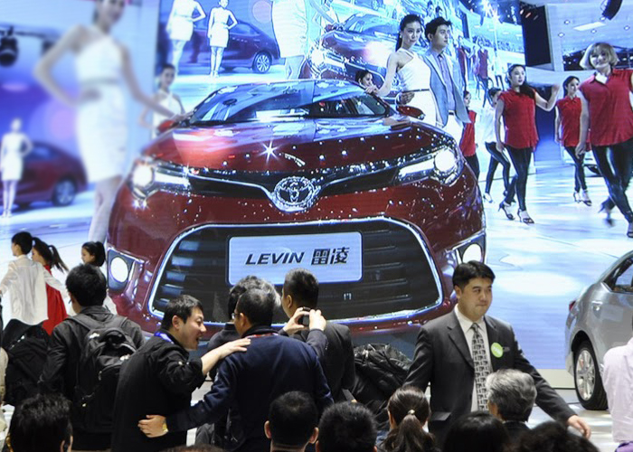 “بالصور” تويوتا تعرض في بكين كورولا 2015 المطورة الجديدة Toyota Corolla
