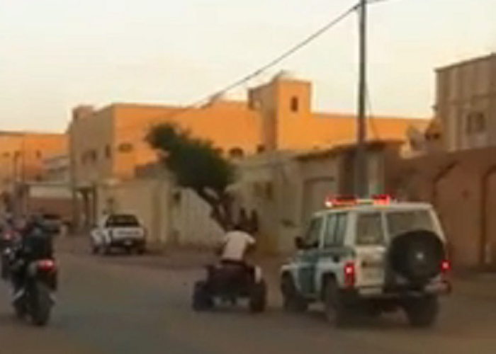 “فيديو” قائد دورية سعودية يصدم سائق دباب اثناء محاولته الاستعراض