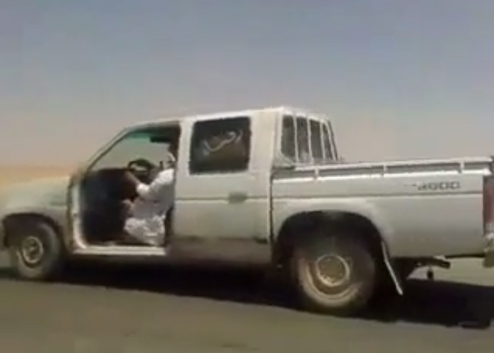“فيديو” عجوز سعودي يقود نيسان ددسن بدون باب للسائق!