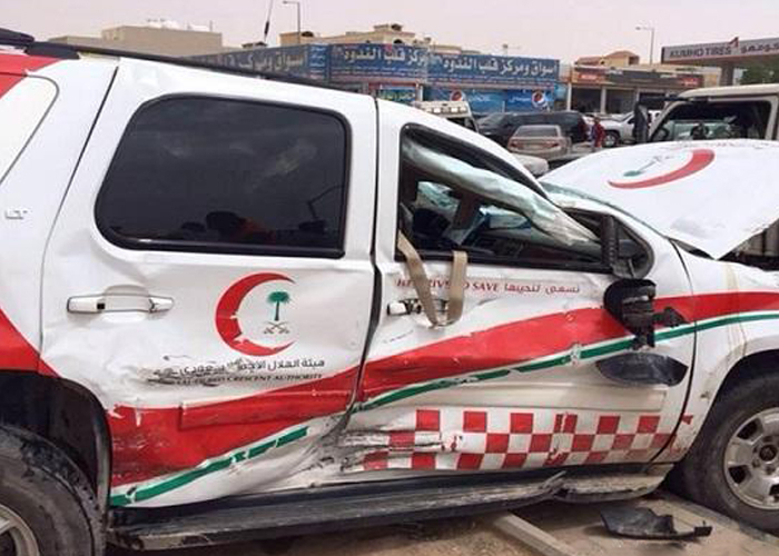 “بالصور” تصادم وإنقلاب سيارة إسعاف في مدينة الرياض بسبب السرعة