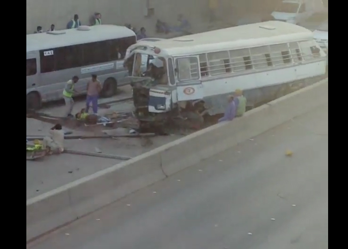 "فيديو" شاهد لحظات سقوط حافلة بتقاطع الملك فهد والإمام محمد بن سعود واصابة 60 شخص 1