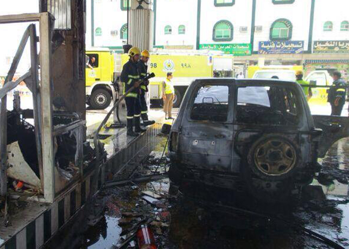 “بالصور” والفيديو تويوتا لاندكروزر تتسبب بحريق محطة وقود في السعودية