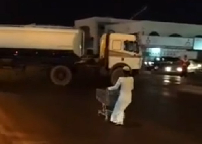 “فيديو” مجنن نظام ساهر يظهر من جديد في مدينة جدة بعربية تسوق!