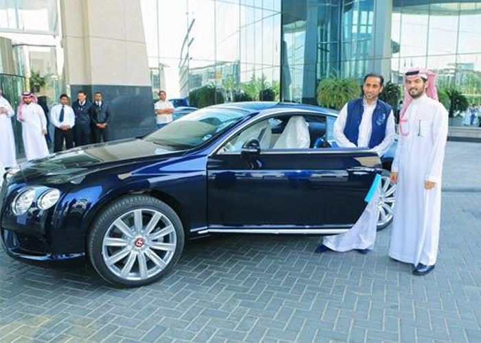 الوليد بن طلال يهدي الجابر سيارة “بنتلي” جديدة ثانية تقديراً لما قدمه لنادي الهلال