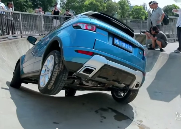 "فيديو" شاهد رنج روفر ايفوك تتحدى المصاعب بطريقة مذهلة Range Rover Evoque 3