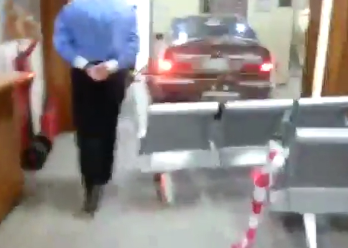 “بالفيديو” شخص يقتحم بسيارته مستشفى خاصاً بمدينة جدة انتقاماً من مالكه!