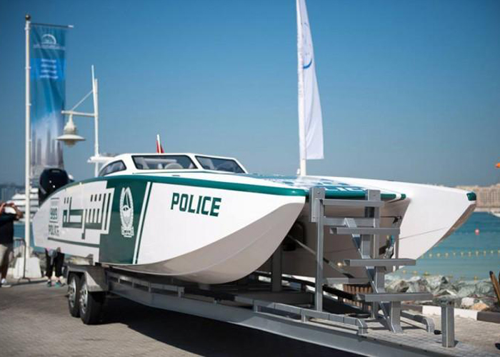 "بالصور" شرطة دبي تعلن انضمام اسرع الزوارق في العالم إلى اسطولها بمحركات قوية 3