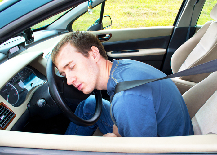 شاهد النوم داخل السيارة والمكيف بوضع التشغيل “انتحار بطيء”