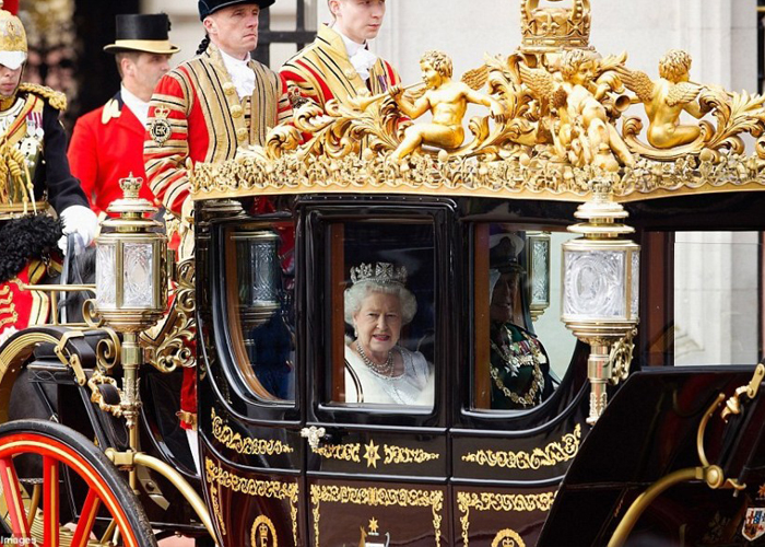 "بالصور" الملكة اليزابيث الثانية تحصل على عربة مصنوعة من الذهب مصنوعة خصيصاً لها 3