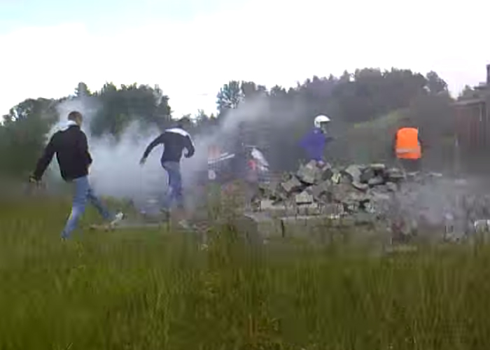 "فيديو" شاهد حادث في رالي بولندا تصدم بجدار اسمنتي عليه مجموعة شباب 6