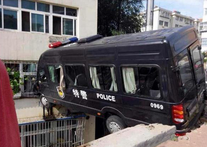 "بالصور" سيارة شرطة صينية تعلق على ارتفاع 3 طوابق بشكل غريب! 4