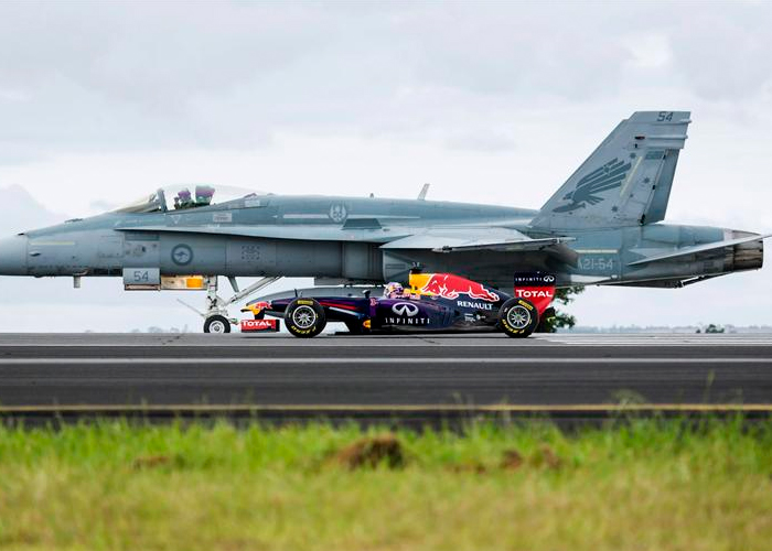 “فيديو” سيارة فورمولا 1 تسبق وتقهر طائرة حربية استرالية Formula One