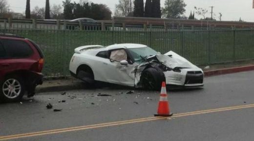 بالصور حادث مروع يحطم السيارة نيسان GT-R بسبب السرعة الفائقة 1