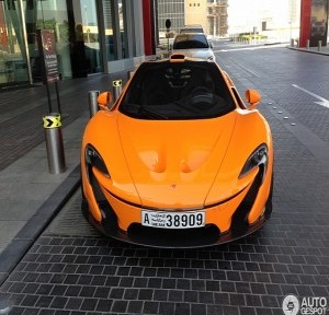 بالصور اول سيارة ماكلارين بي ون باللون البرتقالي ترصد في دبي Orange McLaren P1