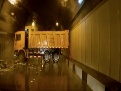 ” بالفيديو ” شاحنة روسية تصطدم بنفق وتغلق الطريق بالكامل
