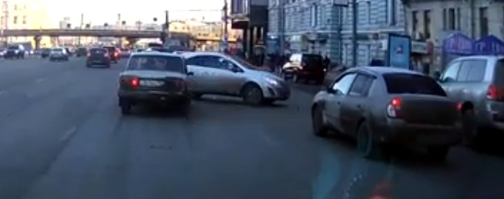 “بالفيديو” شاهد أغرب وأخطر طريقة لركن السيارة وسط الزحام