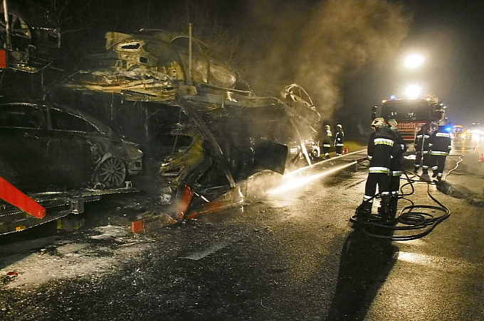 "بالصور" حادث شنيع يتسبب في حرق 6 سيارات مرسيدس بنز CLA بعد انتاجهم بساعات 7